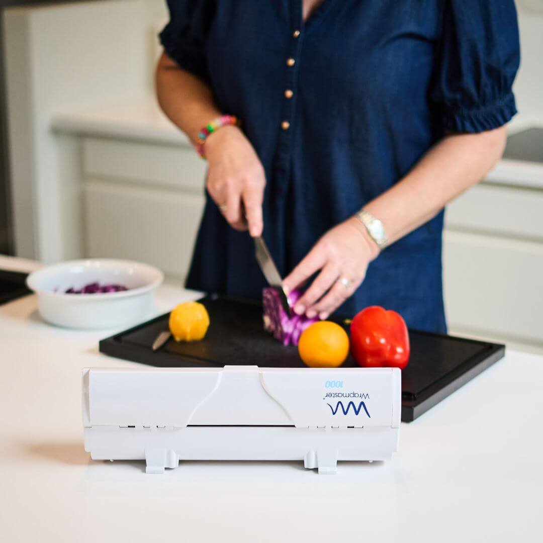 Nemt at bruge Wrapmaster 1000 dispenser – praktisk køkkenudstyr til præcis udskæring af husholdningsfilm til madlavning og madpakker.